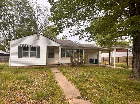 305 SE Henry St, Bentonville, AR 72712