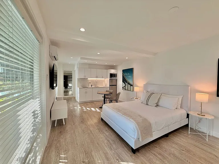 Wilshire Embassy Apartments — Photo 17