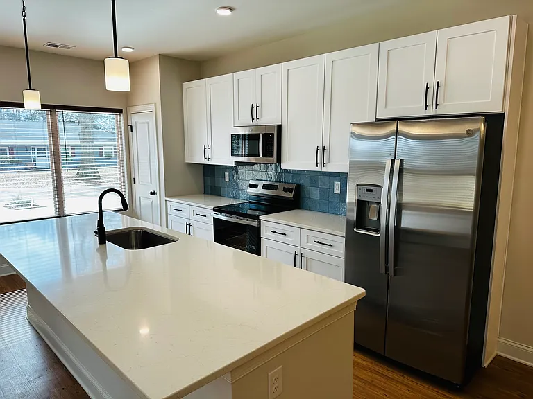 525 N Linwood Ave — Photo 3