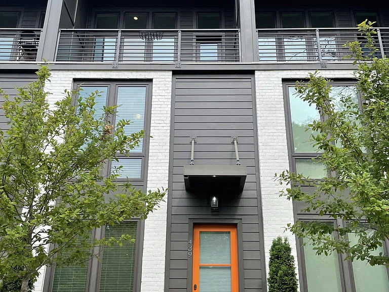 439 Parkway Dr NE — Photo 1