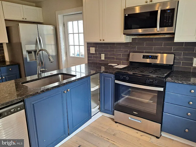 1100 Green St — Photo 9