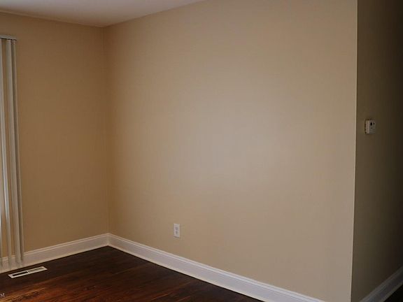 4th image of 23722 Grove St