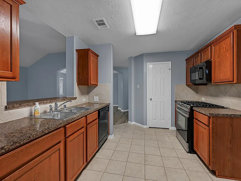 15710 Bannowsky Ln — Photo 11