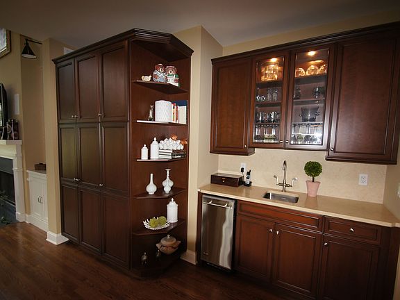 Kitchen Pantry & Bar