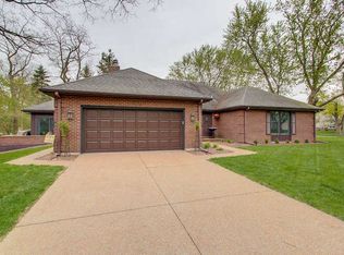 202 Pond Ridge Rd, Libertyville, IL 60048