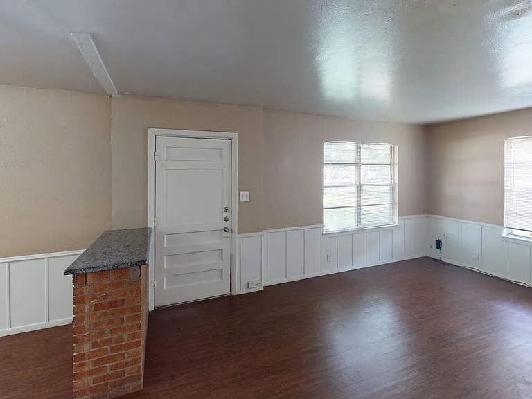 915 S Welch St — Photo 3