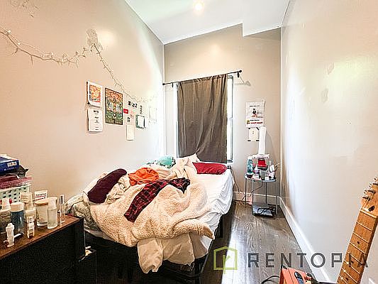 5th image of 241 Jefferson St APT 1B