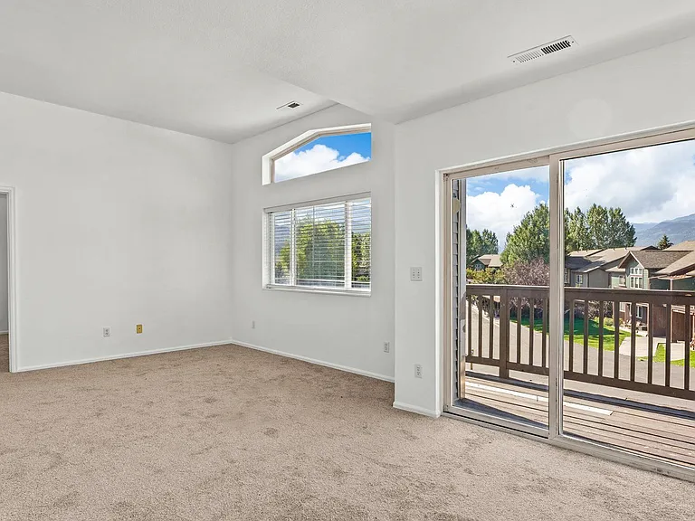 565 Redcliff Cir — Photo 14