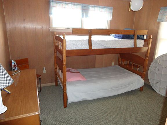 N bedroom with bunks