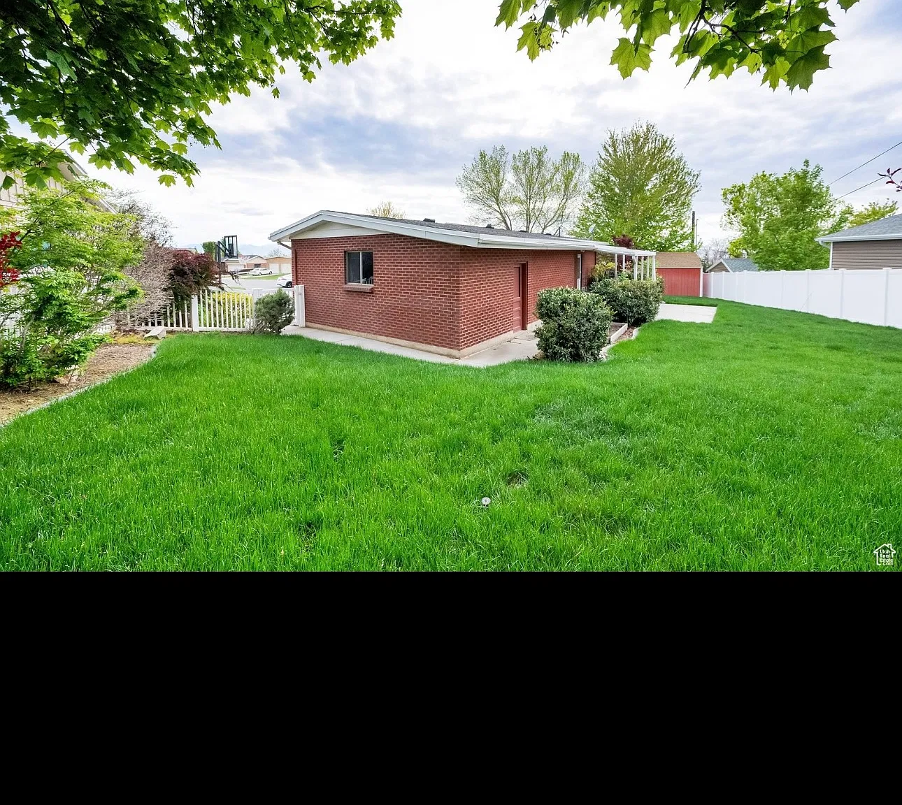 4 bed, 2.5 bath, 2200 sqft, $3,200 — Photo 4
