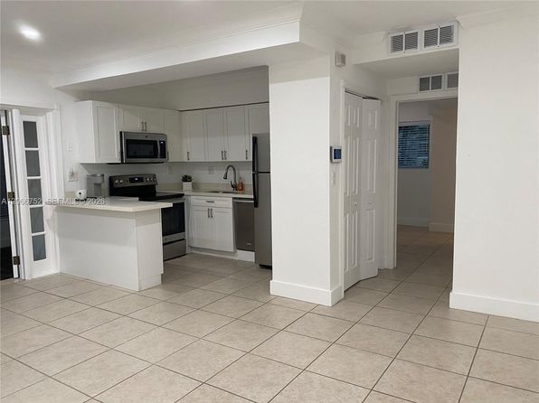 1 Edgewater Dr APT 103