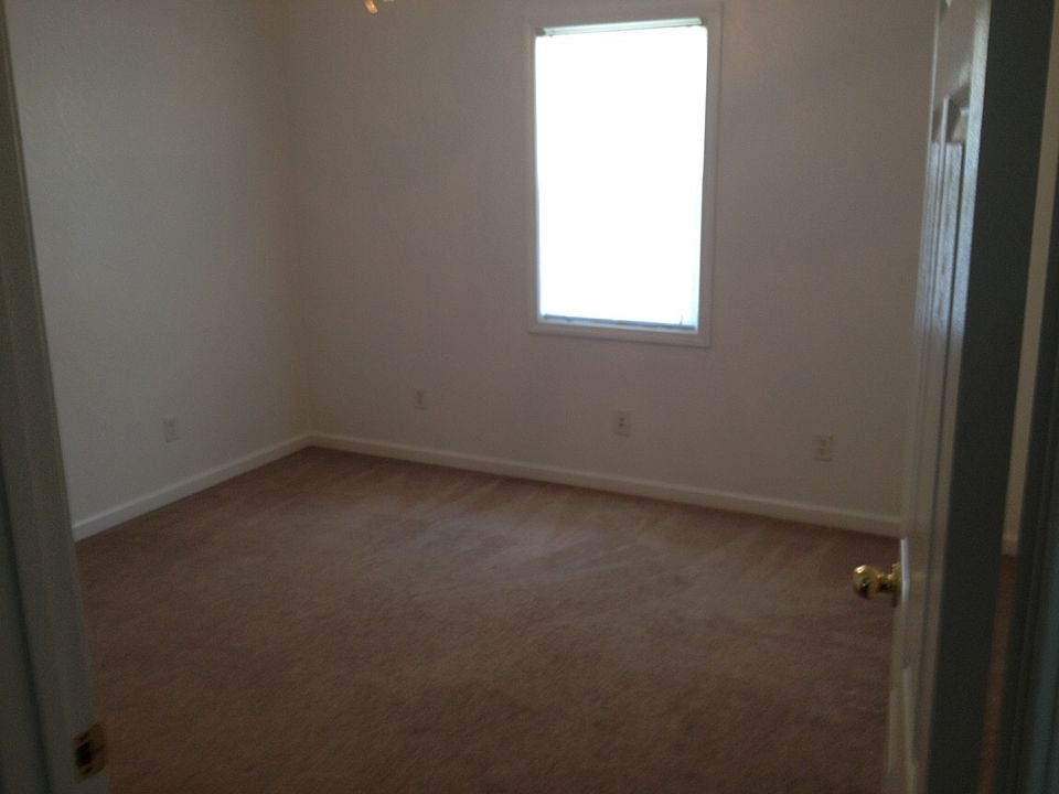1st image of 305 Williamsburg Dr #B
