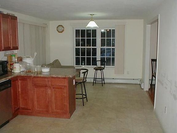 Eat-In Kitchen w/Breakfast Bar