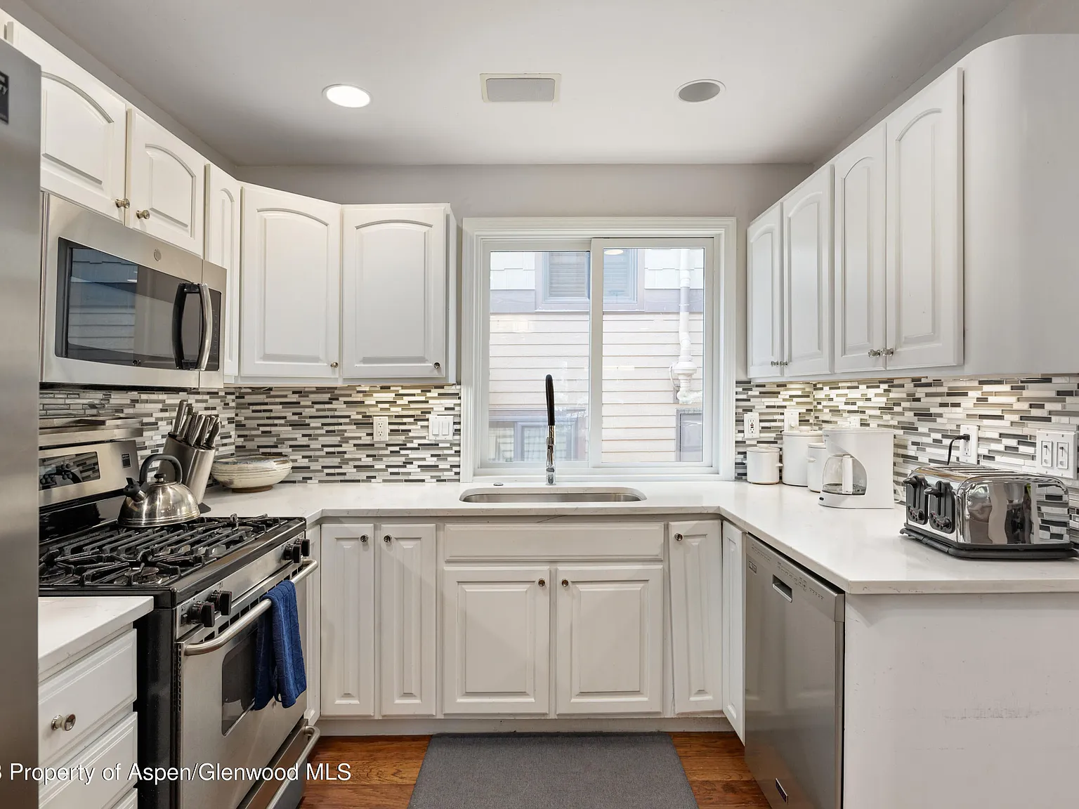 4 bed, 4.5 bath, 1939 sqft, $50,000 — Photo 3