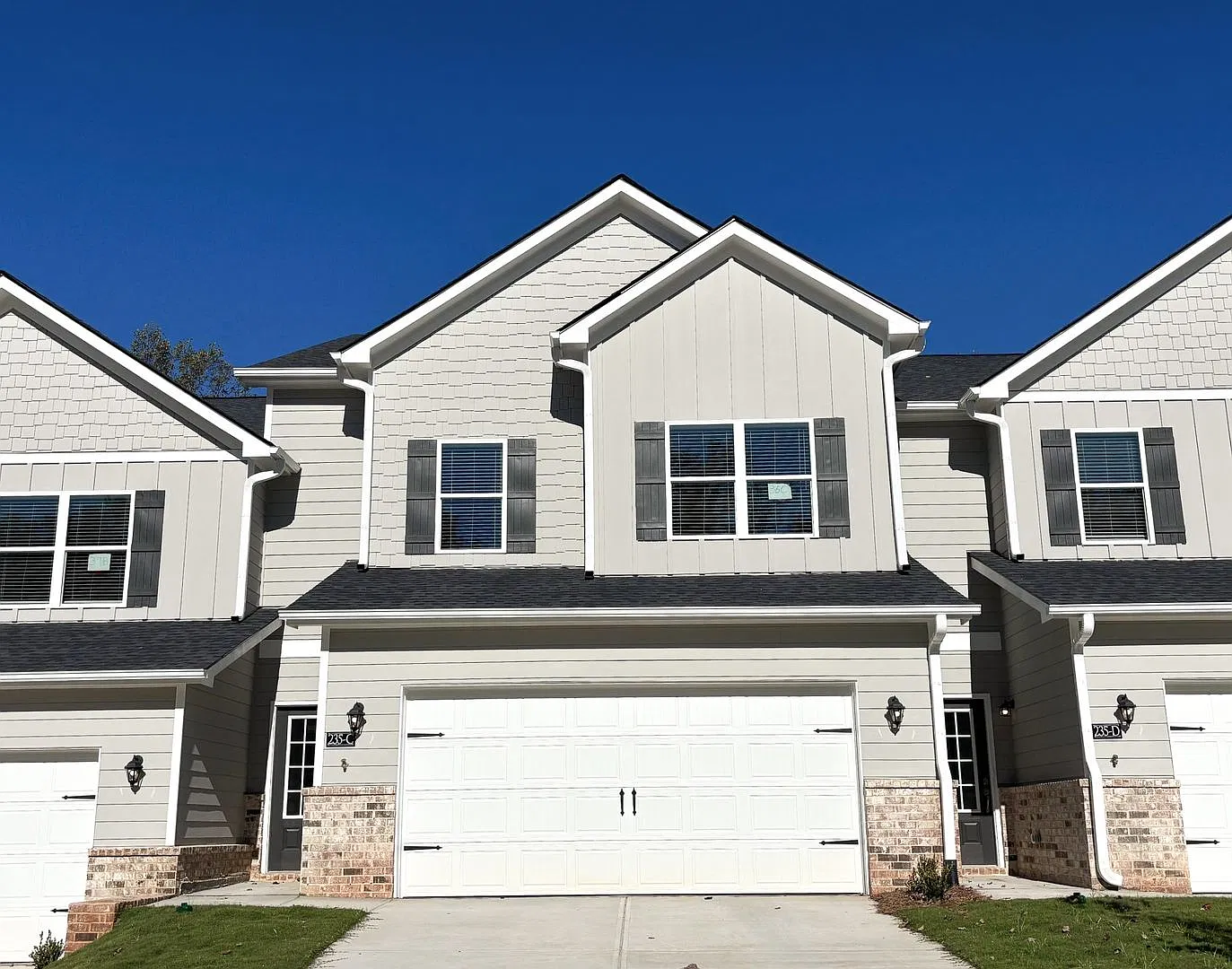 Discover modern living in the heart of Cornelia! — Photo 1