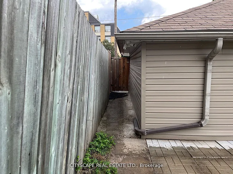 2 Leslie St #BASEMENT — Photo 10