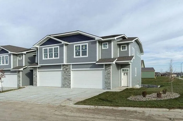 1408 NE Mockingbird Ln — Photo 1