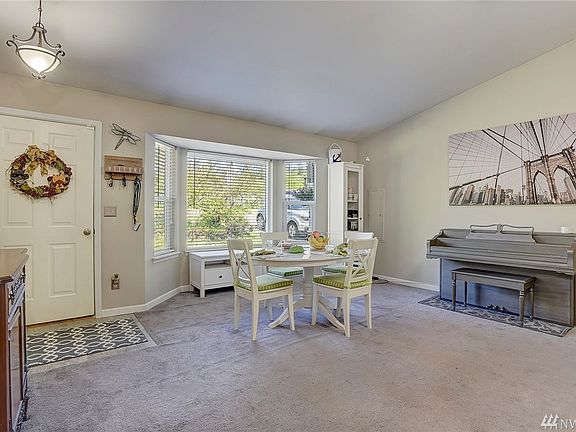 5th image of 141 E Oakdale St