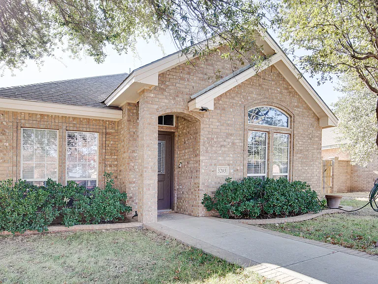 3203 Southridge Ct — Photo 2