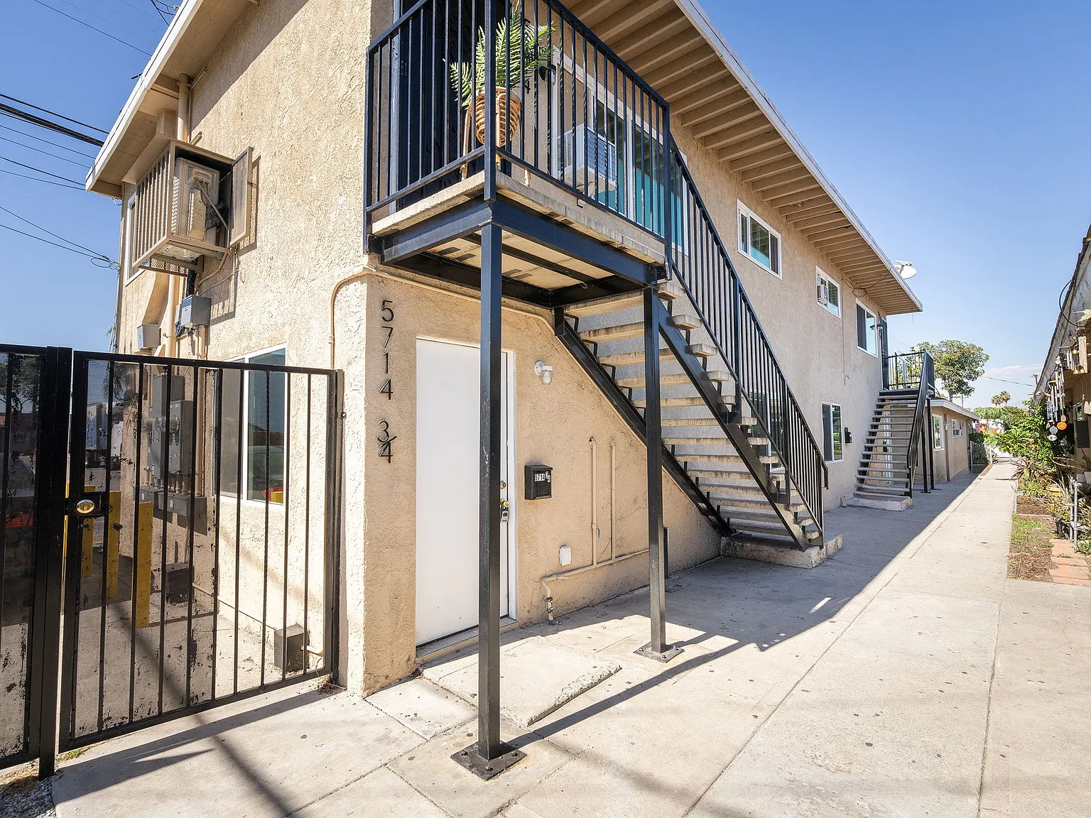 2 bed, 550 sqft, $2,050 — Photo 2