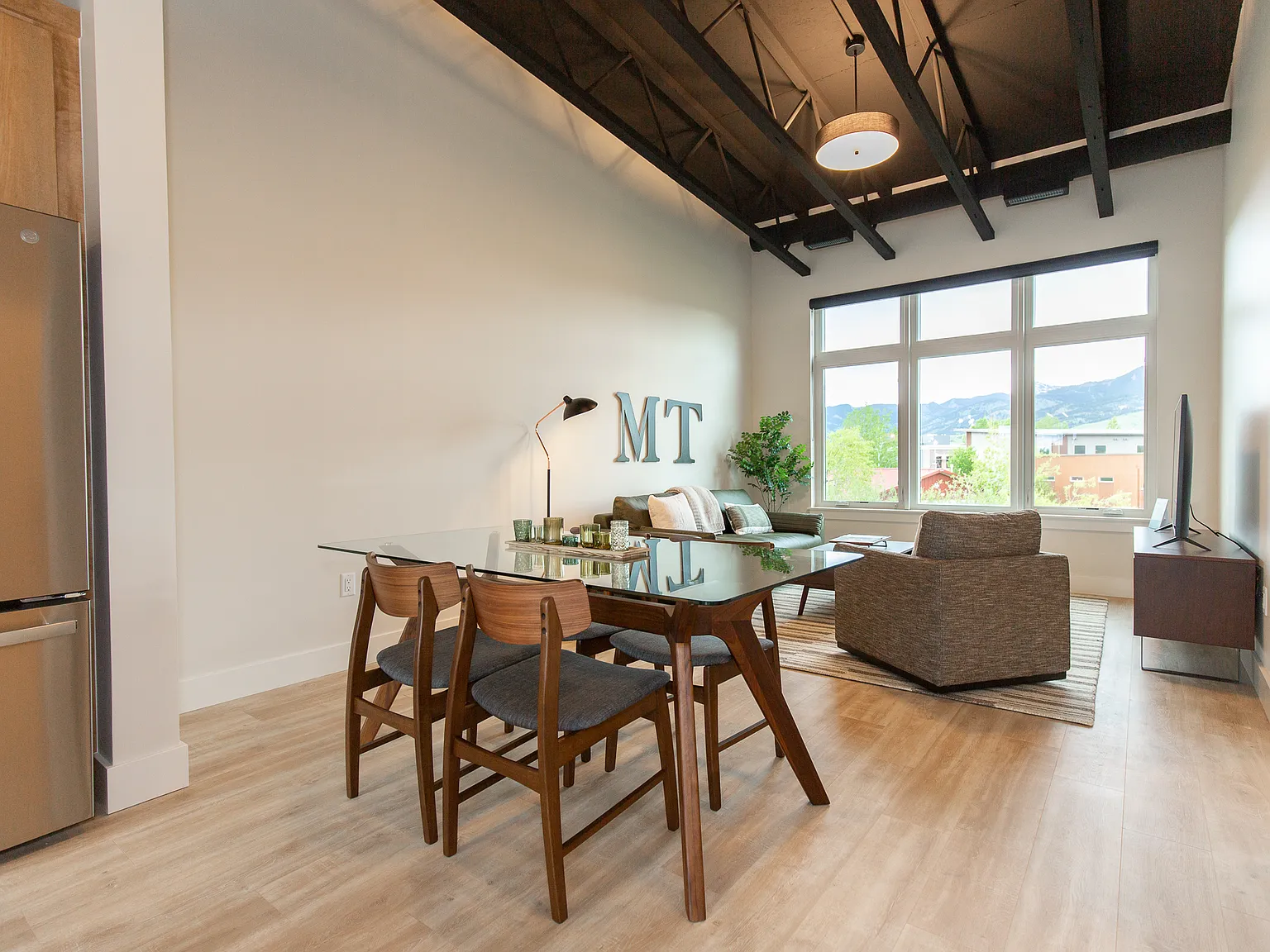 2 bed, 1.5 bath, 1900 sqft, $4,200 — Photo 3