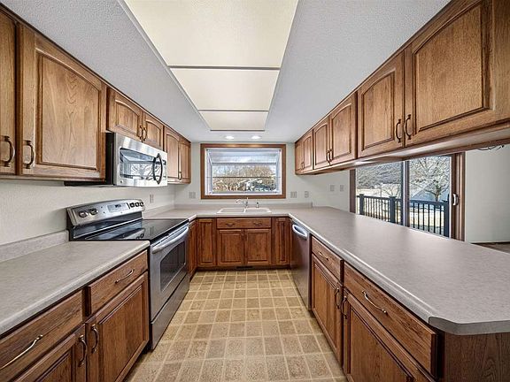 5th image of 610 Arbor Dr