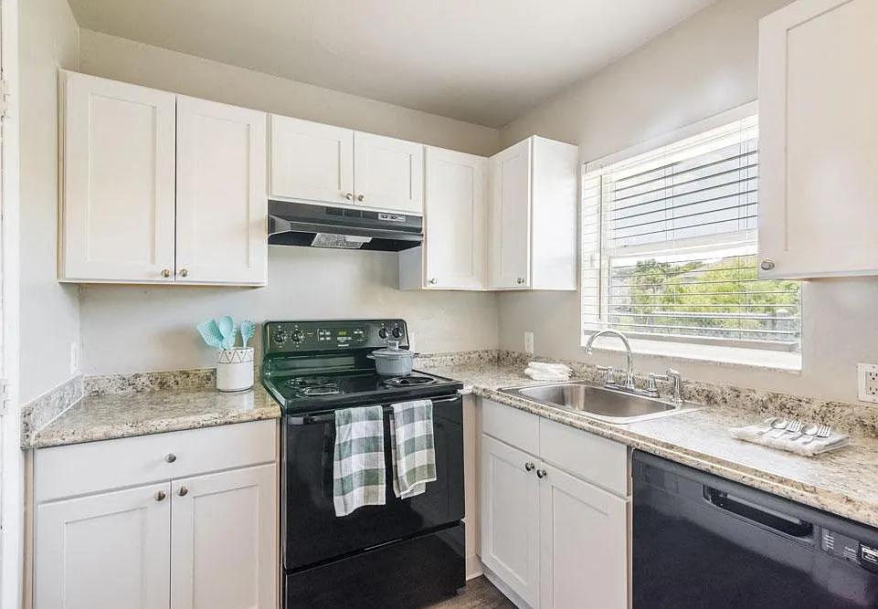 Rolling Hills Apartment Homes — Photo 3