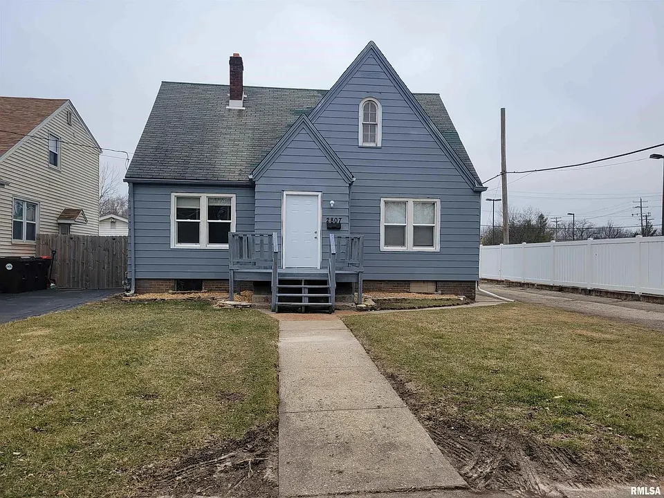 2807 N Dechman Ave