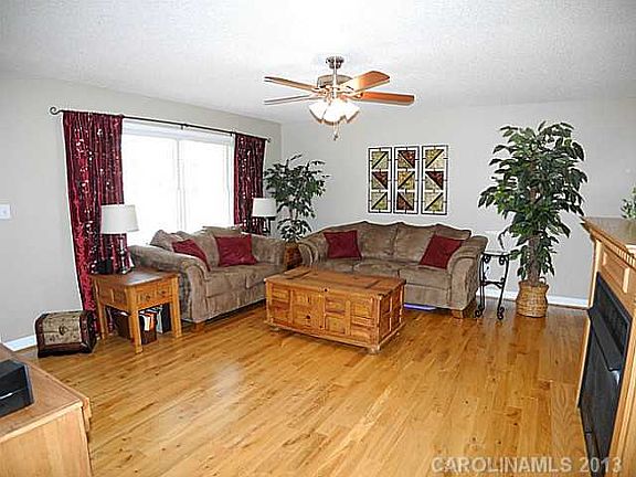3rd image of 3911 Stoney Creek Dr