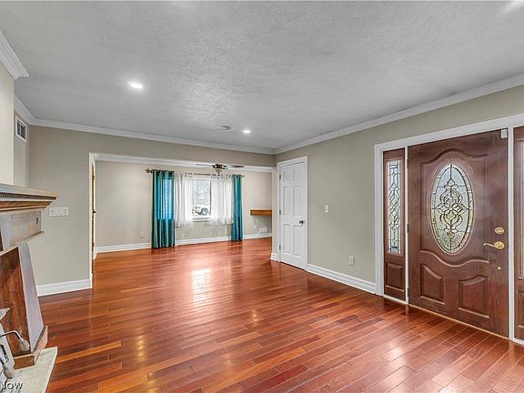 3rd image of 914 Garford Ave