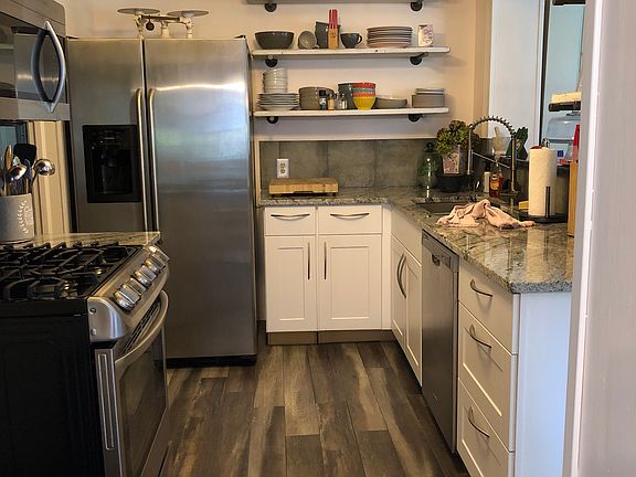 3rd image of 806 W Parkway Ave
