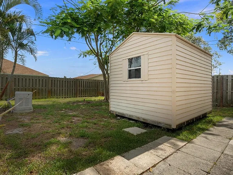329 SE Oakridge Dr — Photo 17