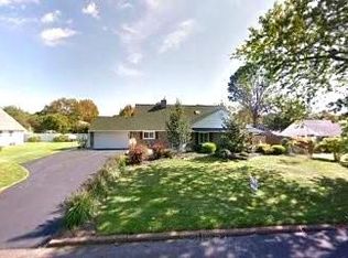 24 Sugarplum Rd, Levittown, PA 19056