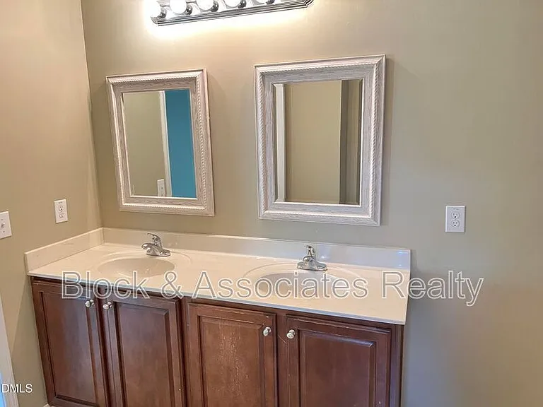 936 Bentbury Way — Photo 14