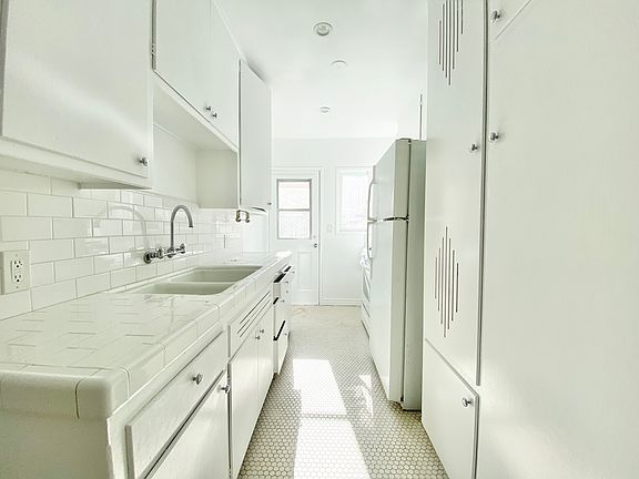 4th image of 2201 Oak St #D