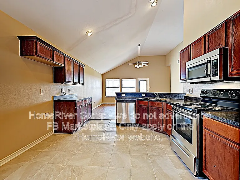 313 Charleston Dr — Photo 2