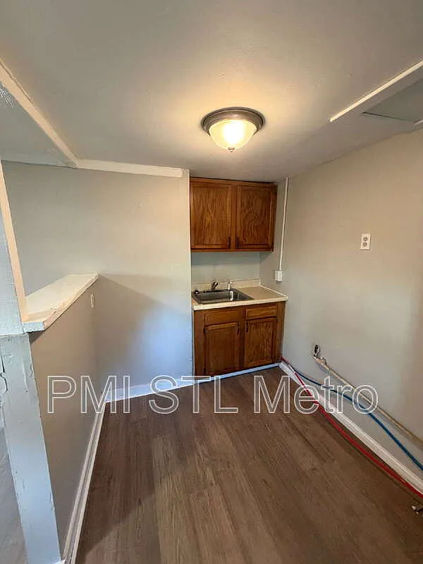 1 bed, 1.0 bath, 700 sqft, $850 — Photo 2