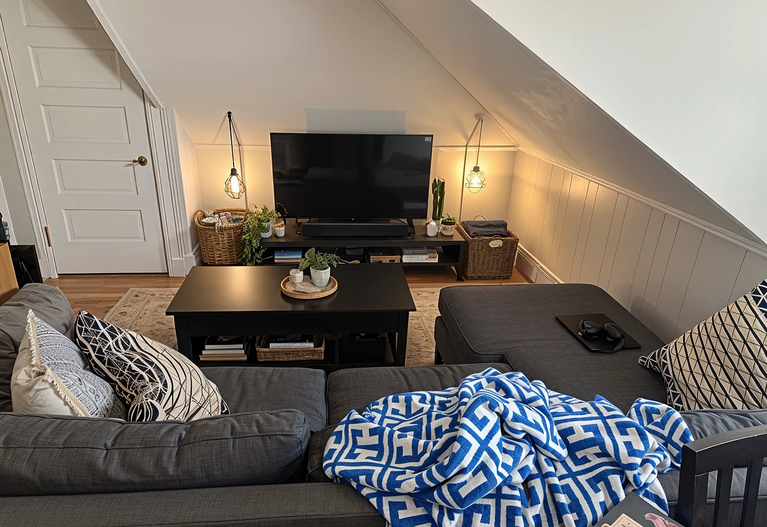 2 bed, 700 sqft, $2,499 — Photo 1