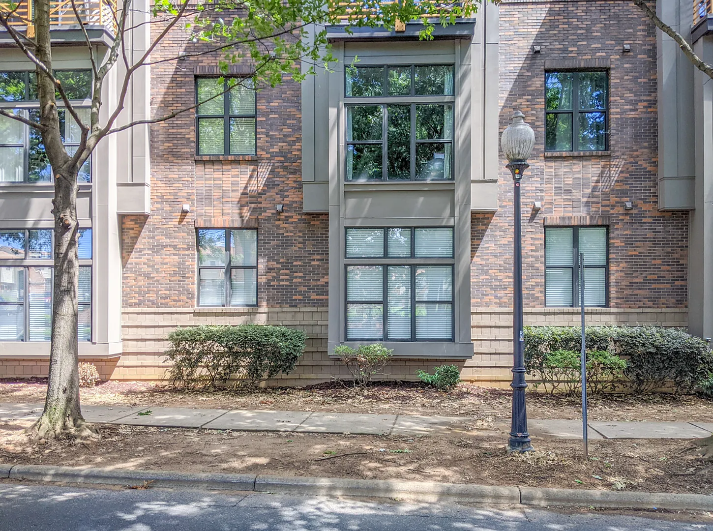 Modern 1BR/1BA in First Ward Walk to Parks, Dining & Entertainment — Photo 3