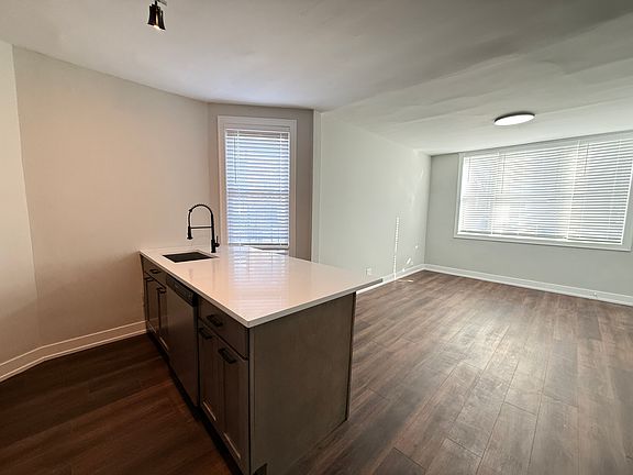 5th image of 3040 W Medill Ave #1