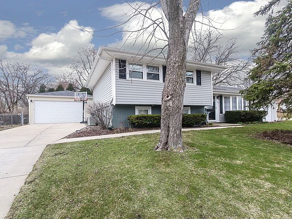 3rd image of 1124 Country Club Ln
