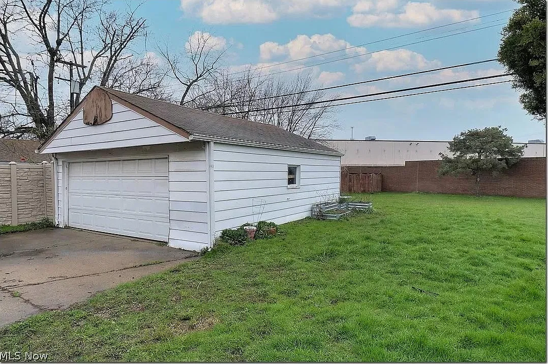 16013 Northwood Ave — Photo 3