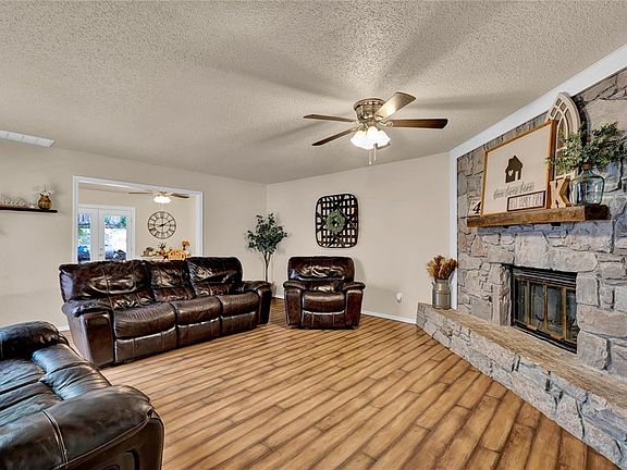 4th image of 609 Westglen Dr