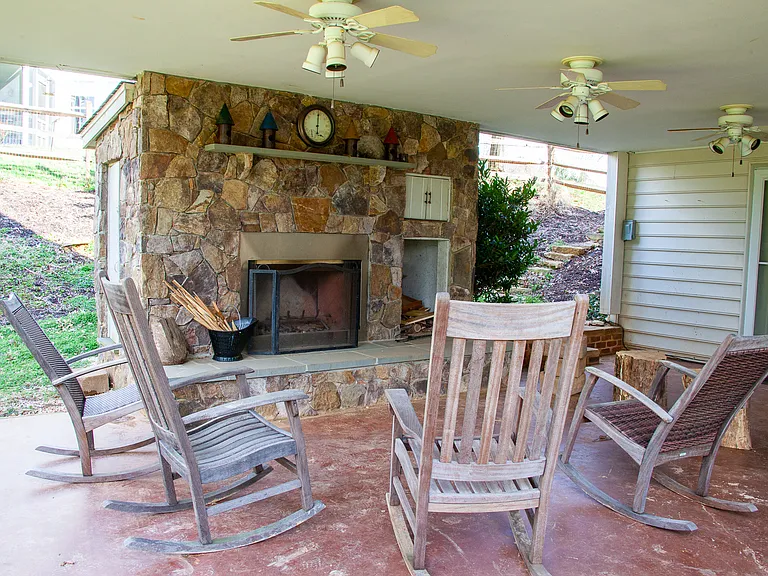 1030 Spring Cove Ln — Photo 3