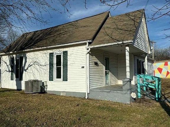 2nd image of 102 Taft St