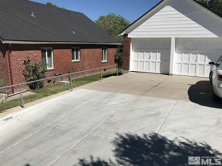 1467 Hillside Dr #1 — Photo 4
