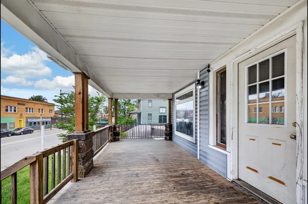 8 bed, 2500 sqft, $475 — Photo 2