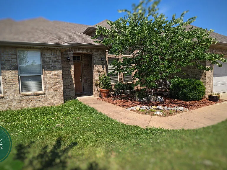 608 SW Wallstone Rd — Photo 3