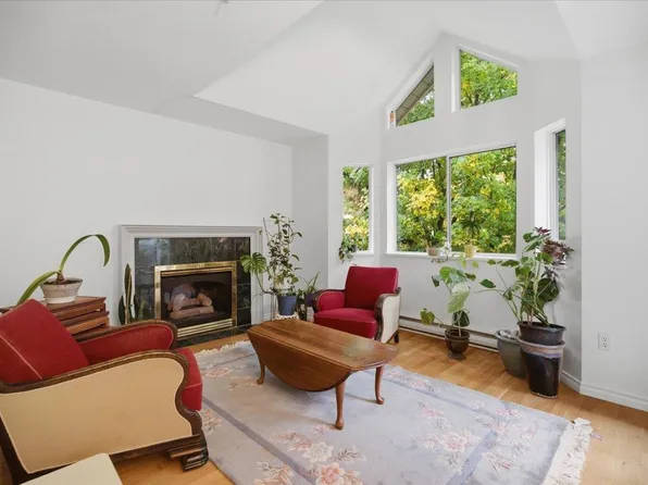 1723 Frances St #404, Vancouver, BC V5L 1Z5