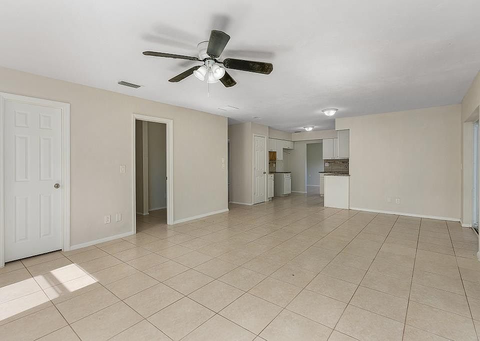1st image of 1319 SE 18th St #12